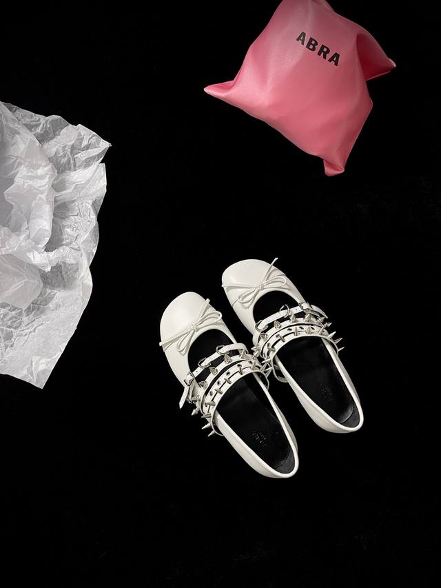 Abra New ballet Cool and sweet Mary Jane shoes are here. The playful bow is matc