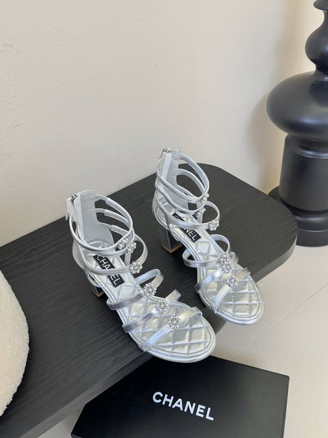 Chanel's early spring new counter synchronized fairy pearl buckle logo small he