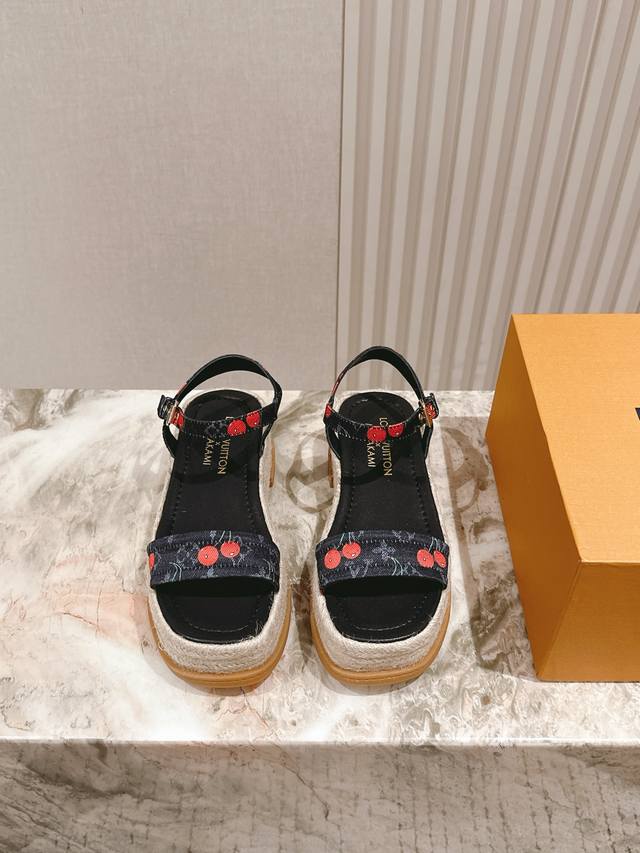 New Arrival of Lv~ Spring and Summer Thick-soled Patent Leather Platform Sandal