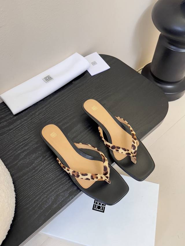Toteme2025 Spring and Summer new cat heel flip flops with low heels! I really lo