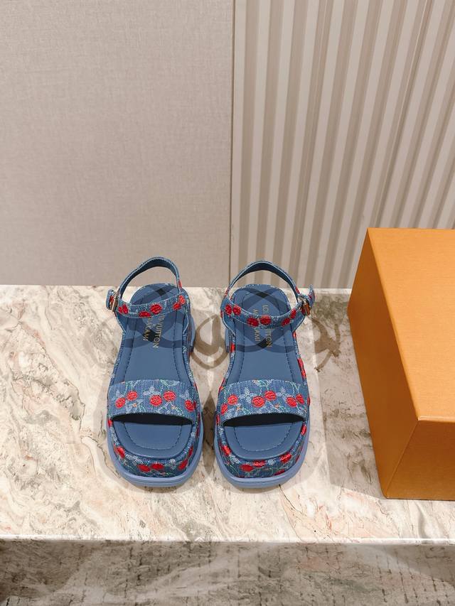 New Arrival of Lv~ Spring and Summer Thick-soled Patent Leather Platform Sandal