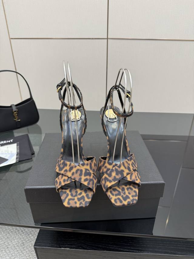 Top version Saint Lauren*Ysl Saint Laurent classic spring and summer Pointed cro