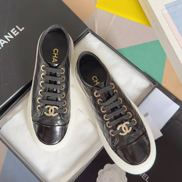 Top version: Women's Chanel's latest diamond-patterned thick-soled biscuit shoes