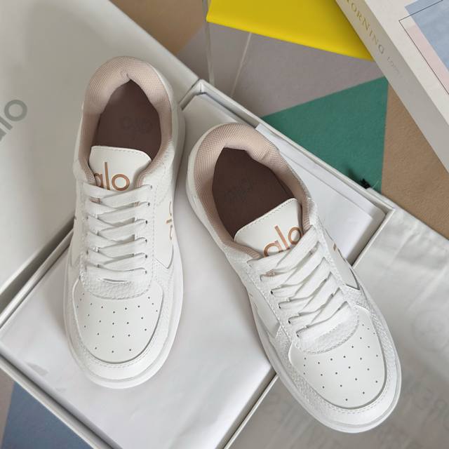 Top version: Women's Alo Yoga latest panda color matching thick-soled white shoe