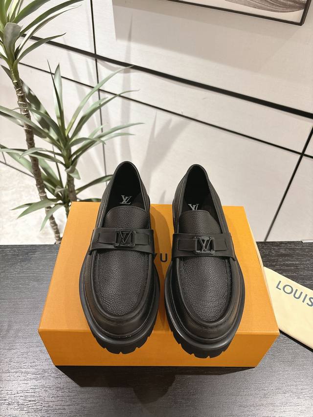 New Loui*V Baroque loafers! High-end men's thick-soled loafers. Lv Baroque loaf