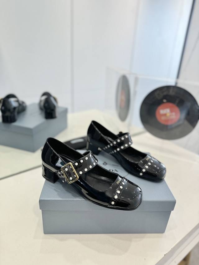 Factory P price Mary Jane perforation New thick heel Mary Jane shoes are well-be
