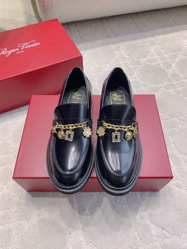 factory price P Roger Vivie* new chain badge pendant loafers incorporate modern
