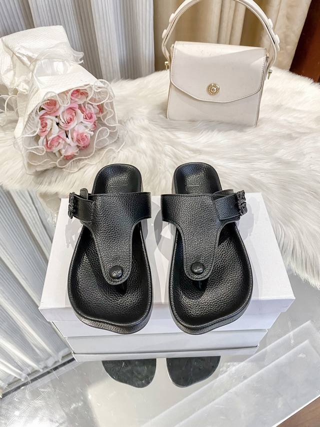 Factory: Loeve's new flip flops are a must-have for daily casual dating. They a