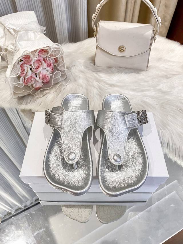 Factory: Loeve's new flip flops are a must-have for daily casual dating. They a