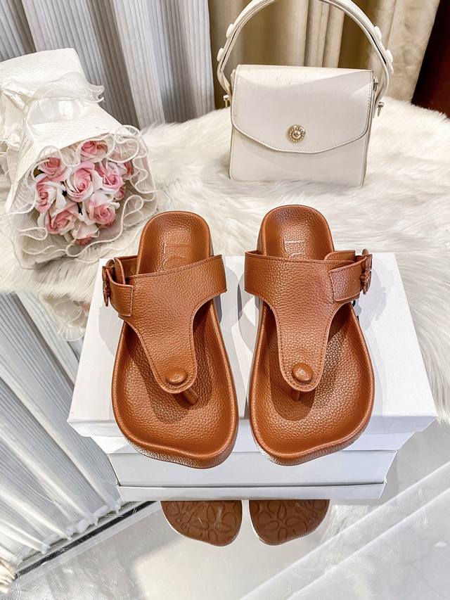 Factory: Loeve's new flip flops are a must-have for daily casual dating. They a