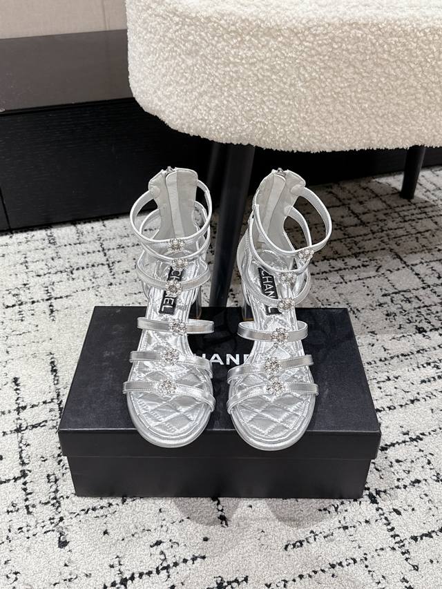 Top version Chane 25 Ss catwalk pearl buckle thick-heeled sandals Chanel high-he