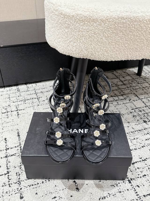 Top version Chane 25 Ss catwalk pearl buckle thick-heeled sandals Chanel high-he