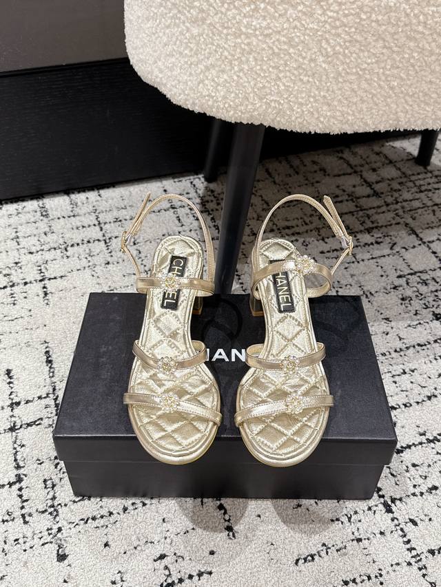 Top version Chane 25 Ss catwalk pearl buckle thick-heeled sandals Chanel high-he
