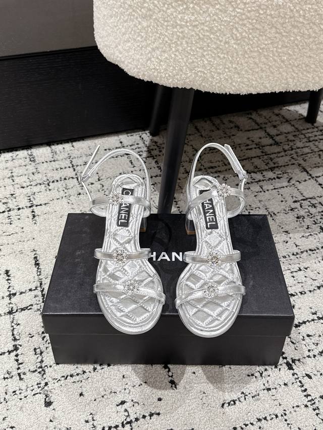 Top version Chane 25 Ss catwalk pearl buckle thick-heeled sandals Chanel high-he