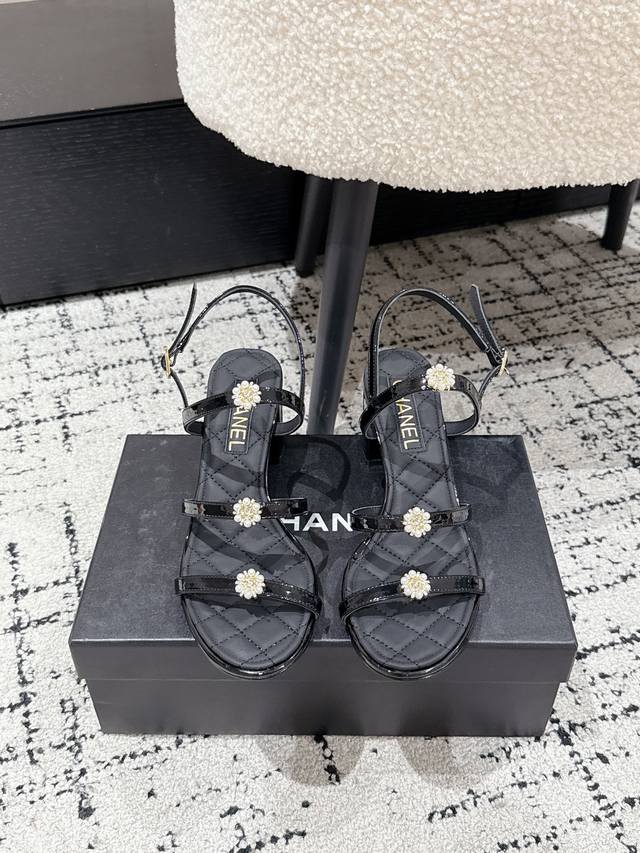 Top version Chane 25 Ss catwalk pearl buckle thick-heeled sandals Chanel high-he