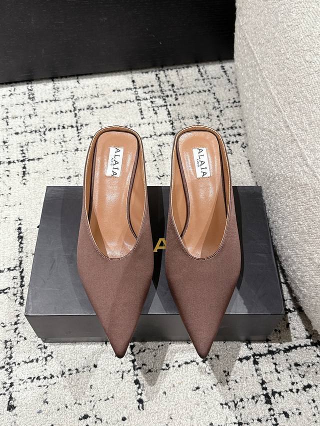 Alaia25 Pointed toe slip-on wedge slippers Cubic satin mules, cubic heel design,