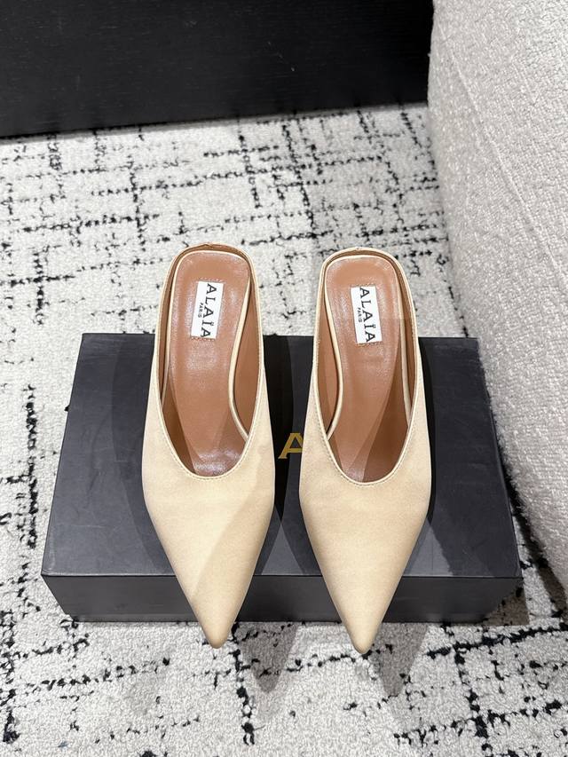 Alaia25 Pointed toe slip-on slippers Cubic satin mules, cubic heel design, delic