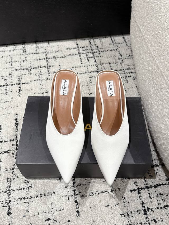Alaia25 Pointed toe slip-on wedge slippers Cubic satin mules, cubic heel design,