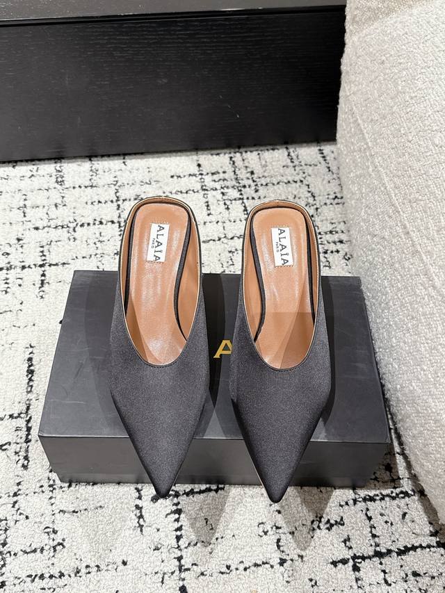 Alaia25 Pointed toe slip-on slippers Cubic satin mules, cubic heel design, delic