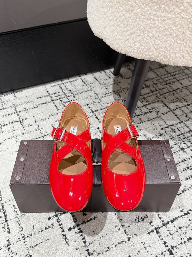 Top version Alaia 25 catwalk style flat ballet shoes After going around in circl