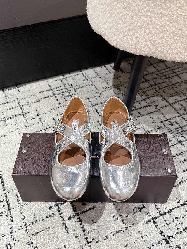 Top version Alaia 25 catwalk style flat ballet shoes After going around in circl