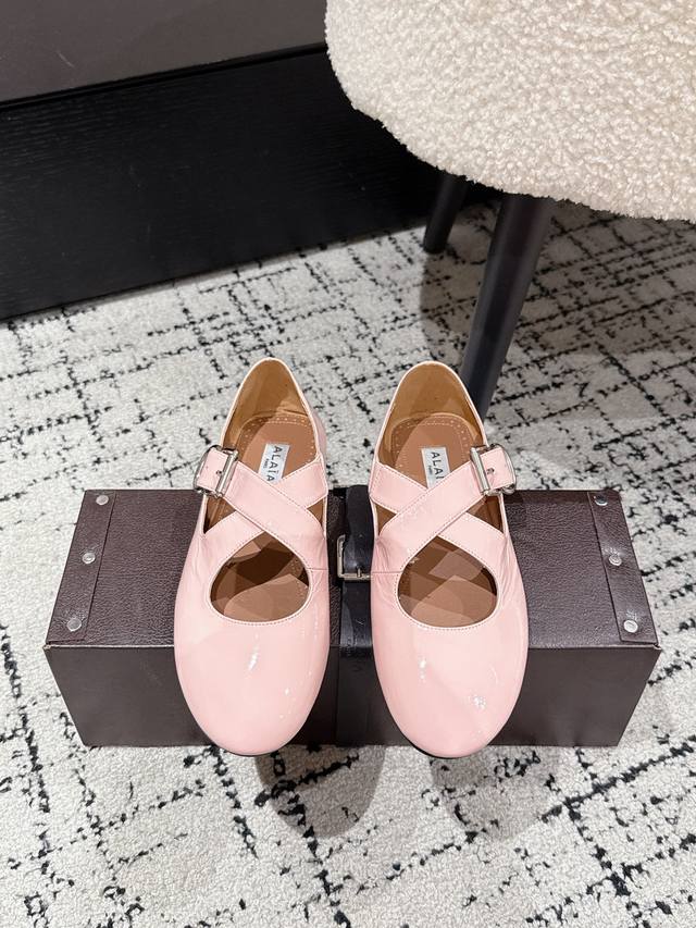 Top version Alaia 25 catwalk style flat ballet shoes After going around in circl