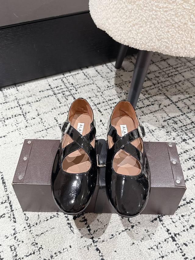 Top version Alaia 25 catwalk style flat ballet shoes After going around in circl