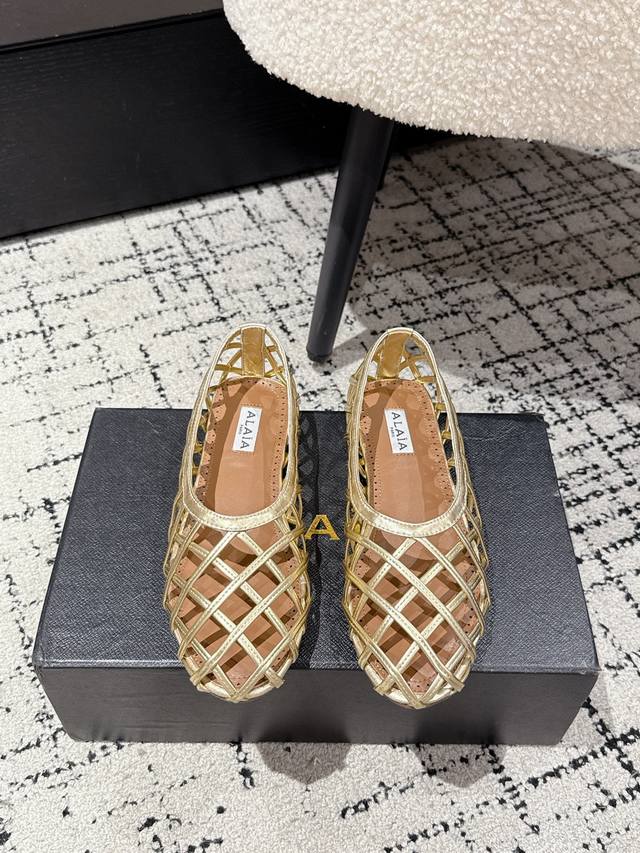 Alaia 2 Alaia's new hollow flat shoes This hollow flat shoe is a fashionable "an