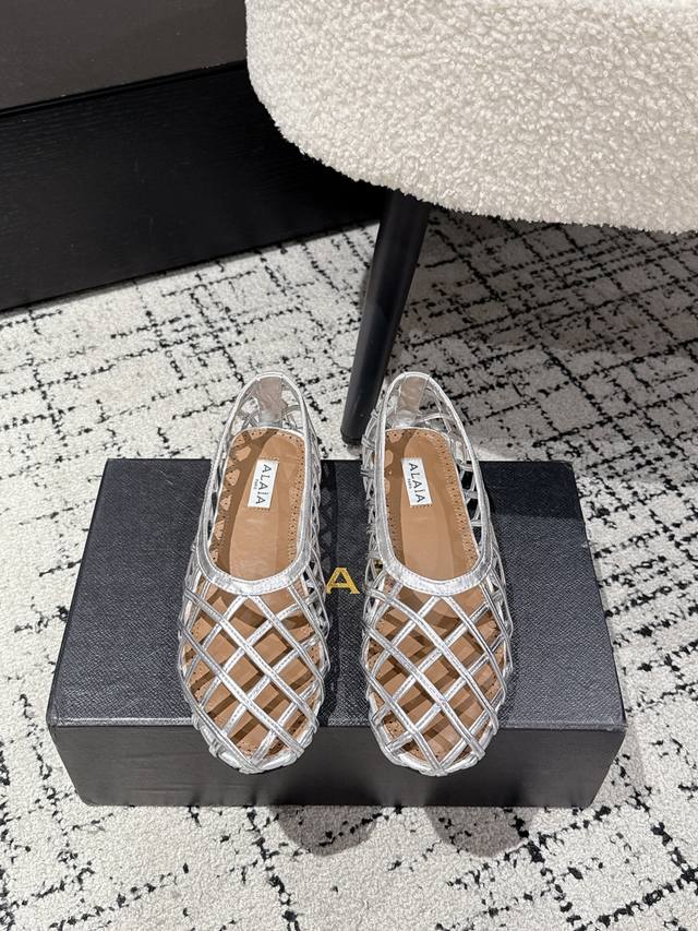 Alaia 2 Alaia's new hollow flat shoes This hollow flat shoe is the "ankle highli