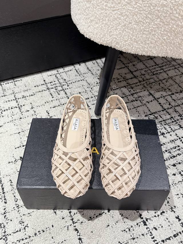 Alaia 2 Alaia's new hollow flat shoes This hollow flat shoe is a fashionable "an