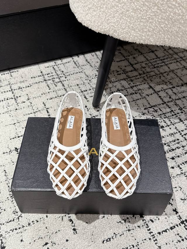 Alaia 2 Alaia's new hollow flat shoes This hollow flat shoe is a fashionable "an