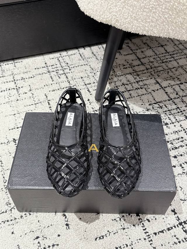 Alaia 2 Alaia's new hollow flat shoes This hollow flat shoe is the "ankle highli
