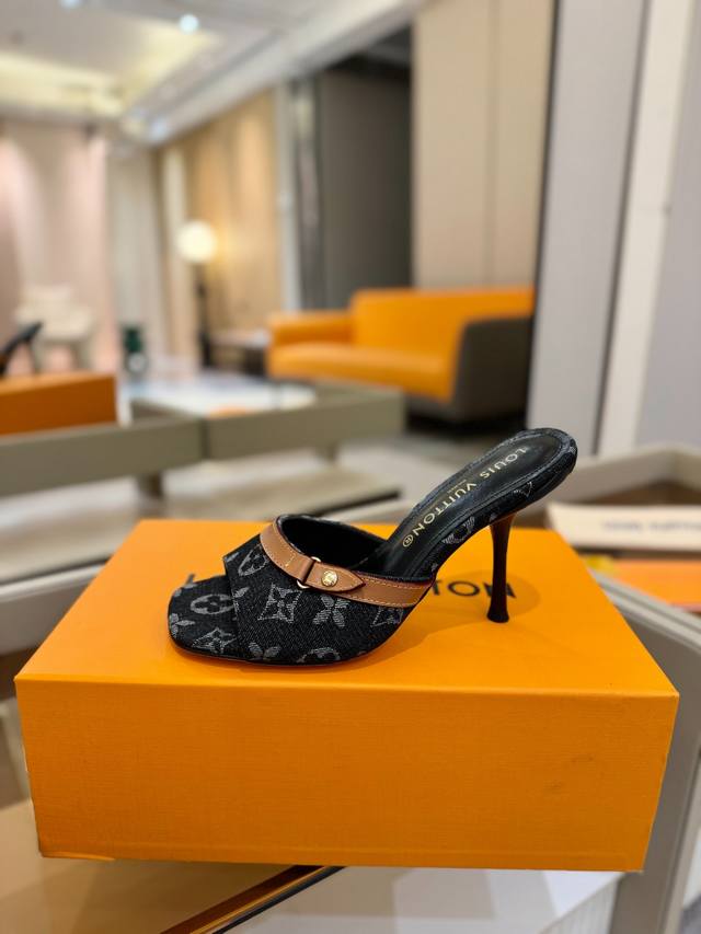 Price P: 2025 latest L home latest Paris catwalk slippers, exclusive style, per