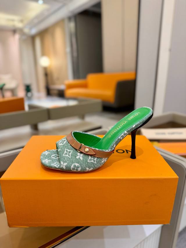Price P: 2025 latest L's latest Paris catwalk slippers, exclusive style, perfec
