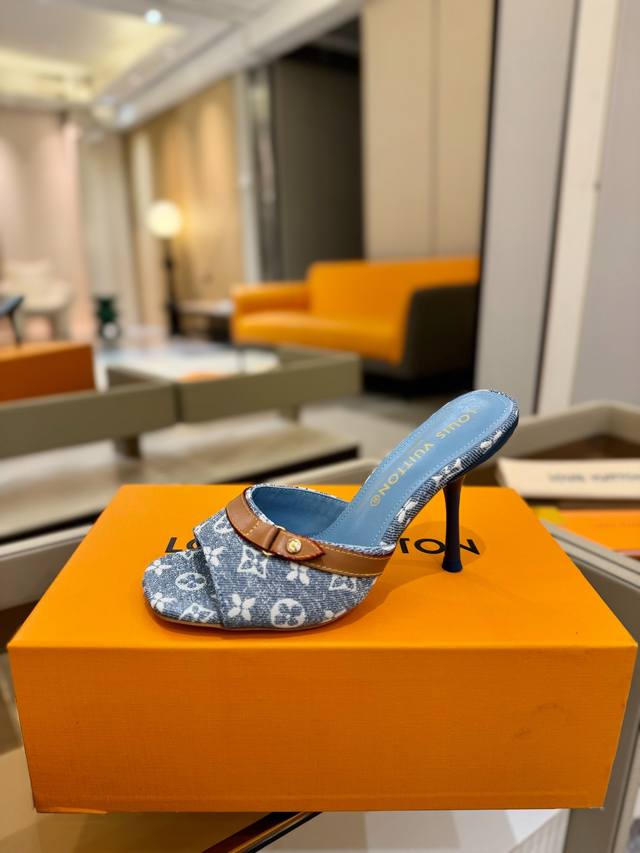 Price P: 2025 latest L home latest Paris catwalk slippers, exclusive style, per