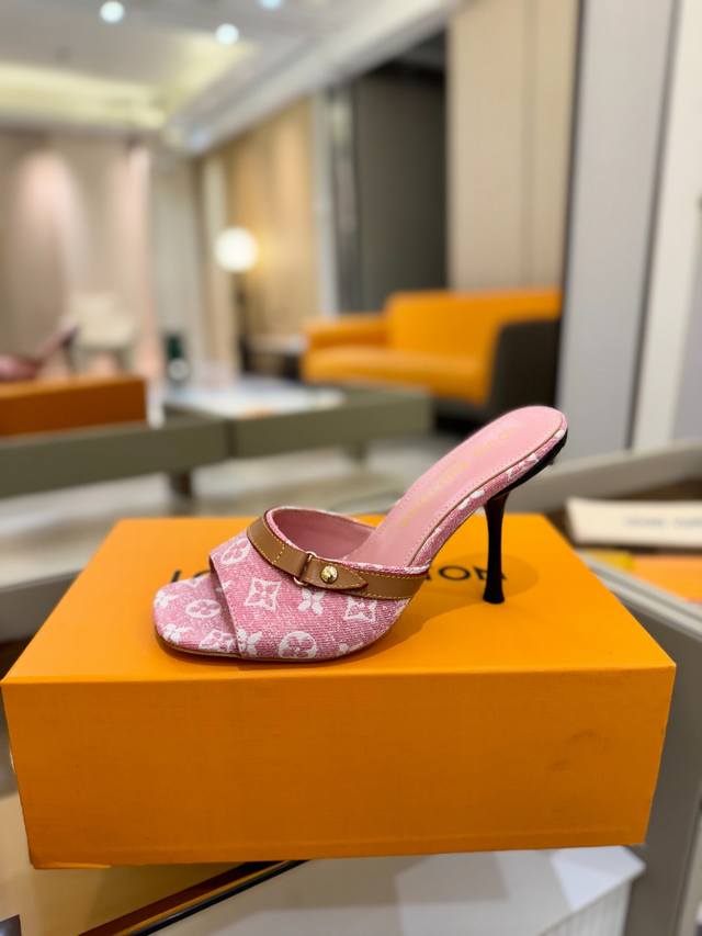 Price P: 2025 latest L home latest Paris catwalk slippers, exclusive style, per
