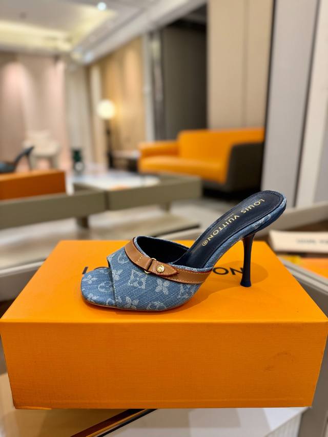 Price P: 2025 latest L home latest Paris catwalk slippers, exclusive style, per