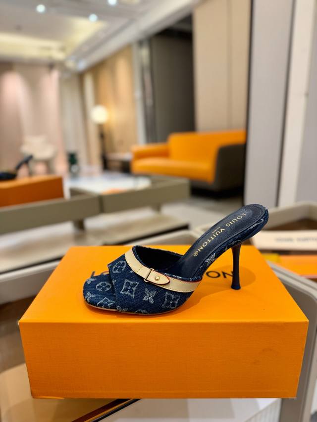 Price P: 2025 latest L home latest Paris catwalk slippers, exclusive style, per