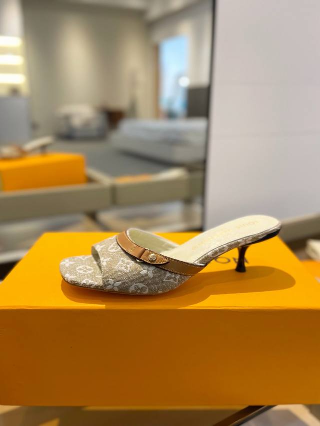 Price P: Latest L's latest Paris catwalk slippers, exclusive style, perfect las