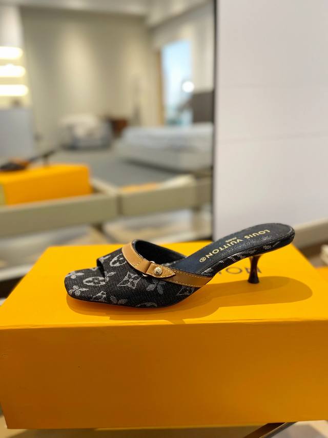 Price P: Latest L's latest Paris catwalk slippers, exclusive style, perfect las