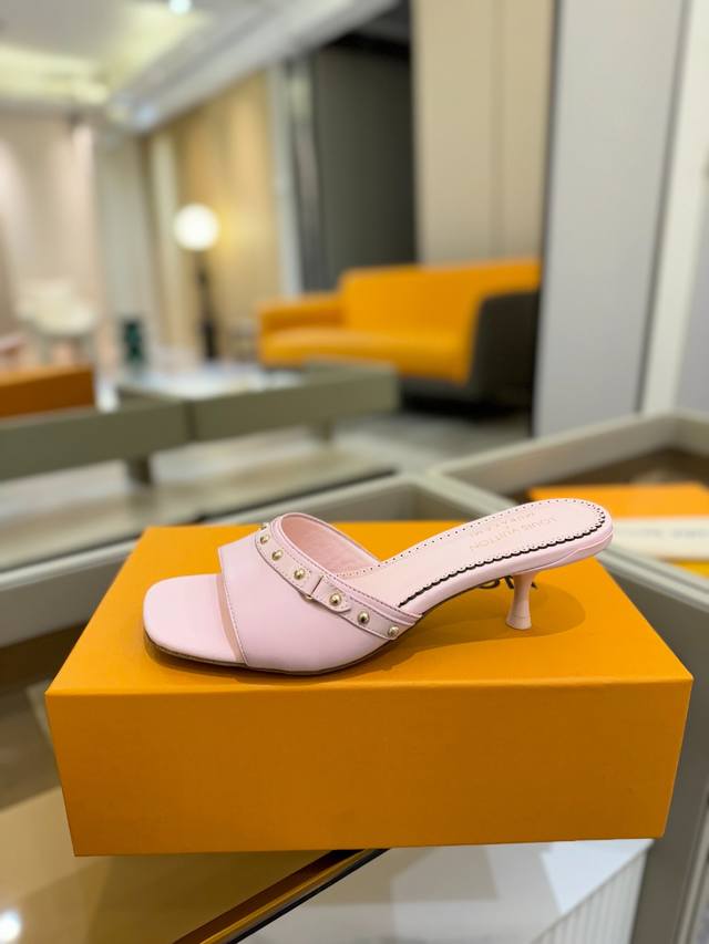 Price P: 2025 latest L home latest Paris catwalk slippers, exclusive style, per