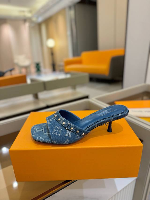 Price P: 2025 latest L's latest Paris catwalk slippers, exclusive style, perfec
