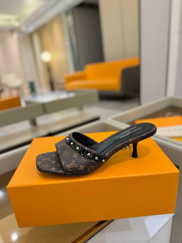 Price P: 2025 latest L home latest Paris catwalk slippers, exclusive style, per