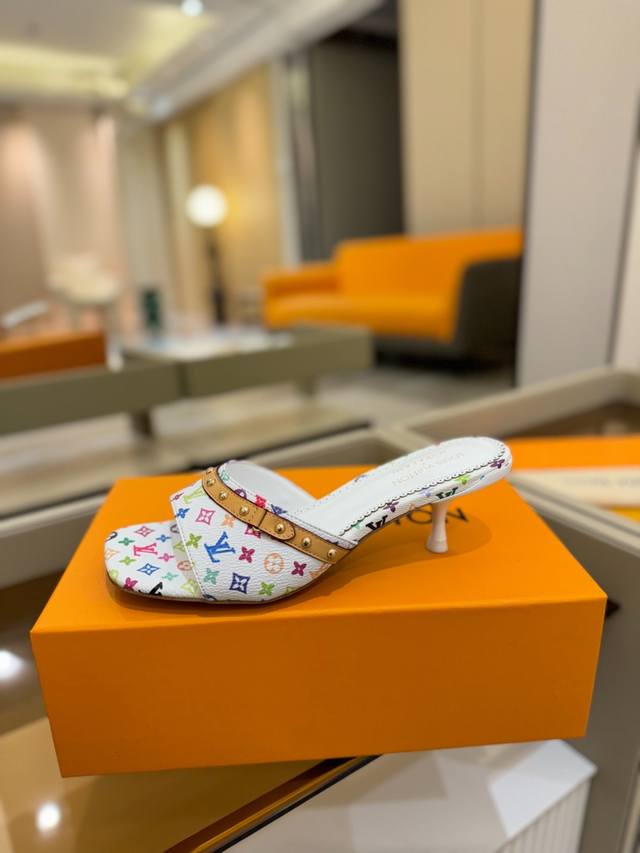 Price P: 2025 latest L home latest Paris catwalk slippers, exclusive style, per