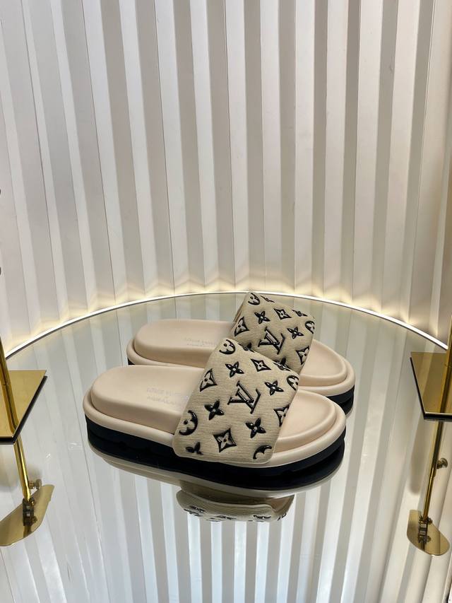 Lv 2025 popular embossed logo sandals Pool Pillow Comfort flat sandals Made of t