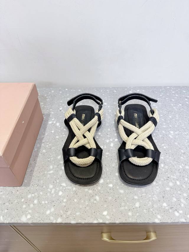 Miumiu Miu Miu 25Ss new spring and summer flat beach sandals DDD. Versatile styl