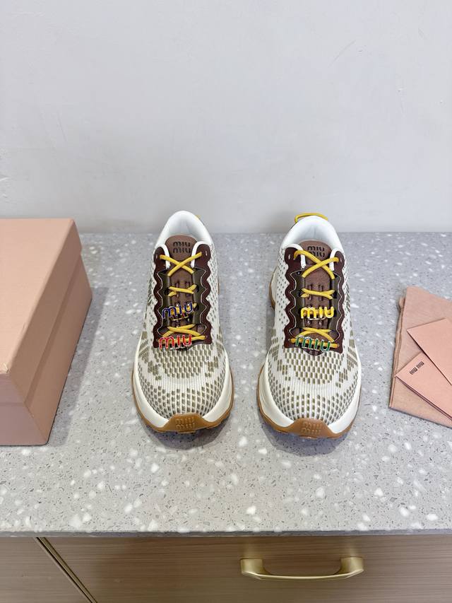 buckle +45, please note when placing an order. Miumiu's latest retro couple thi