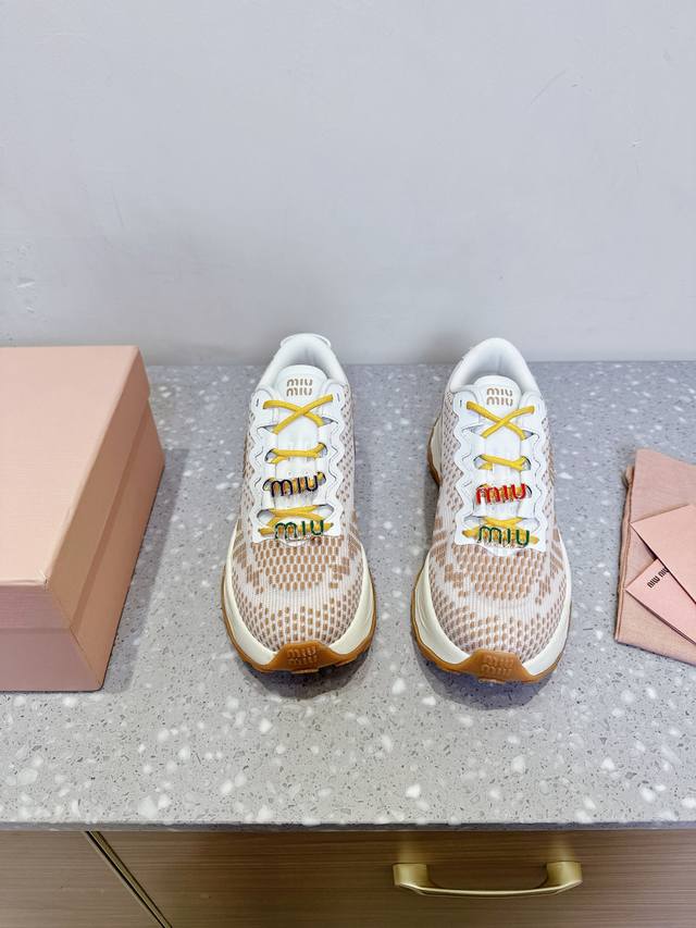 buckle +45, please note when placing an order. Miumiu's latest retro couple thi