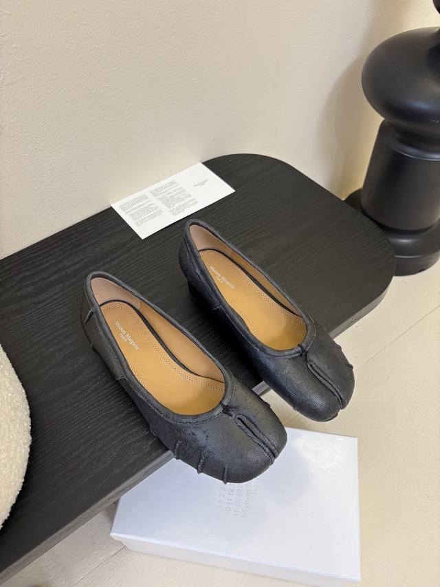 The purchasing version of Maison Margiela Tabi pleated ballet flats is so popul