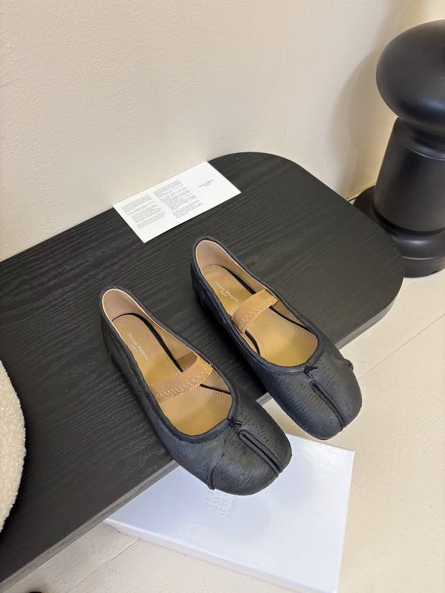 The purchasing-level version of Maison Margiela Tabi pleated ballet flats is so